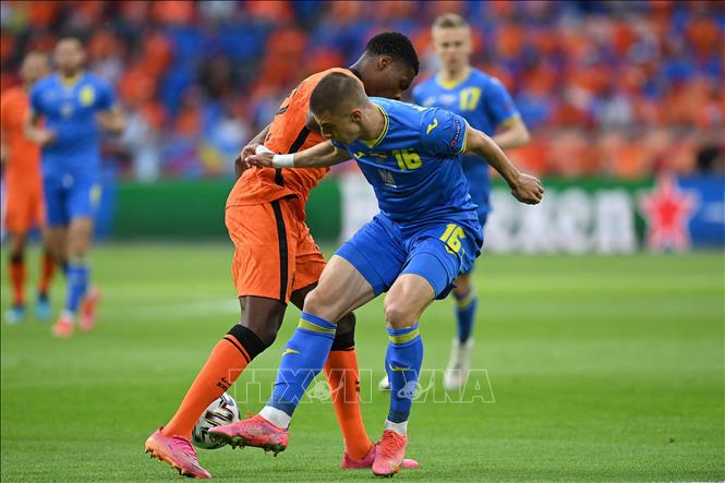 Trong ảnh: Pha tranh bóng giữa hậu vệ Ukraine Vitaliy Mykolenko (phải) và hậu vệ Hà Lan Denzel Dumfries trong trận đấu vòng chung kết EURO 2020 trên sân ở Amsterdam, ngày 13/6/2021. Ảnh: AFP/TTXVN