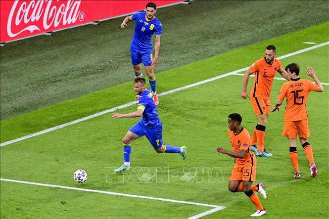 Trong ảnh: Tiền đạo Ukraine Andriy Yarmolenko (trái) nỗ lực đi bóng trước vòng vây của các tuyển thủ Hà Lan tại vòng chung kết EURO 2020 trên sân ở Amsterdam, ngày 13/6/2021. Ảnh: AFP/TTXVN