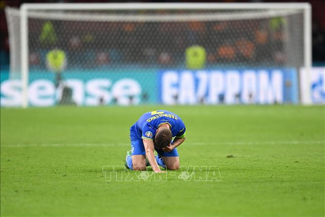 Trong ảnh: Tiền đạo Ukraine Andriy Yarmolenko không giấu được nỗi buồn và thất vọng khi để tuột điểm cân bằng quý giá trước đội Hà Lan trong trận đấu vòng chung kết EURO 2020 trên sân ở Amsterdam, ngày 13/6/2021. Ảnh: AFP/TTXVN