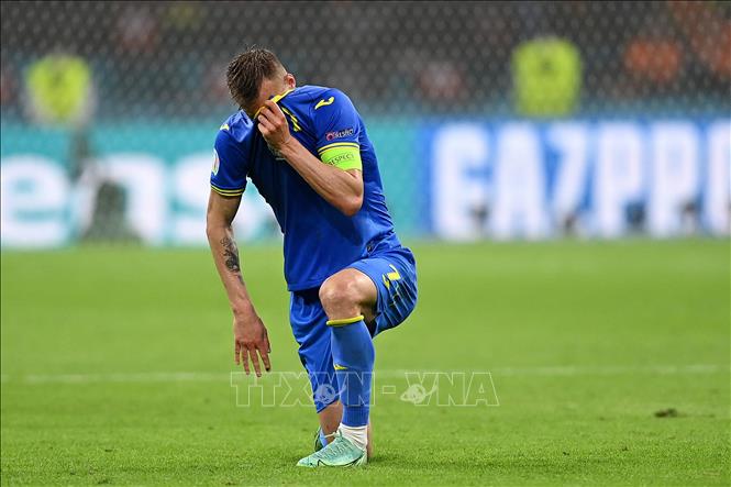 Trong ảnh: Tiền đạo Ukraine Andriy Yarmolenko không giấu được nỗi buồn và thất vọng khi để tuột điểm cân bằng quý giá trước đội Hà Lan trong trận đấu vòng chung kết EURO 2020 trên sân ở Amsterdam, ngày 13/6/2021. Ảnh: AFP/TTXVN