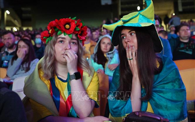 Trong ảnh: Nỗi buồn của cổ động viên Ukraine khi đội nhà thất bại đầy tiếc nuối trong trận đấu gặp Hà Lan tại vòng chung kết EURO 2020 trên sân ở Amsterdam, ngày 13/6/2021. Ảnh: AFP/TTXVN