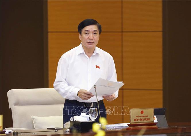 Tổng Thư ký Quốc hội, Chủ nhiệm Văn phòng Quốc hội, Chánh Văn phòng Hội đồng Bầu cử quốc gia Bùi Văn Cường trình bày báo cáo. Ảnh: Doãn Tấn - TTXVN