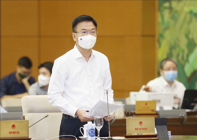 Bộ trưởng Bộ Tư pháp Lê Thành Long trình bày Tờ trình. Ảnh; Doãn Tấn - TTXVN