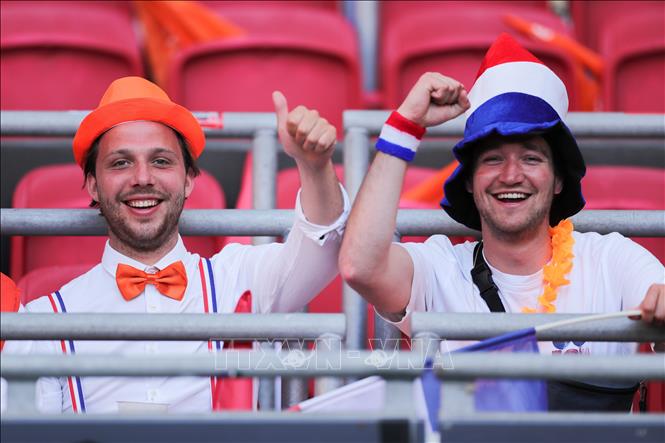 Trong ảnh: Các cổ động viên hai bên cổ vũ cho đội nhà tại trận đấu Bảng C, vòng chung kết Giải vô địch bóng đá châu Âu (EURO) 2020 trên sân vận động Johan Cruyff Arena, Amsterdam, ngày 13/6/2021. Ảnh: THX/TTXVN