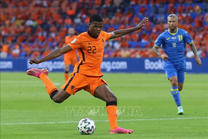 Trong ảnh: Hậu vệ Denzel Dumfries (trái) của Hà Lan ghi bàn thắng ấn định tỷ số 3-2 cho đội nhà trong trận ra quân gặp Ukraine tại vòng chung kết EURO 2020 ở Amsterdam, ngày 13/6/2021. Ảnh: THX/TTXVN