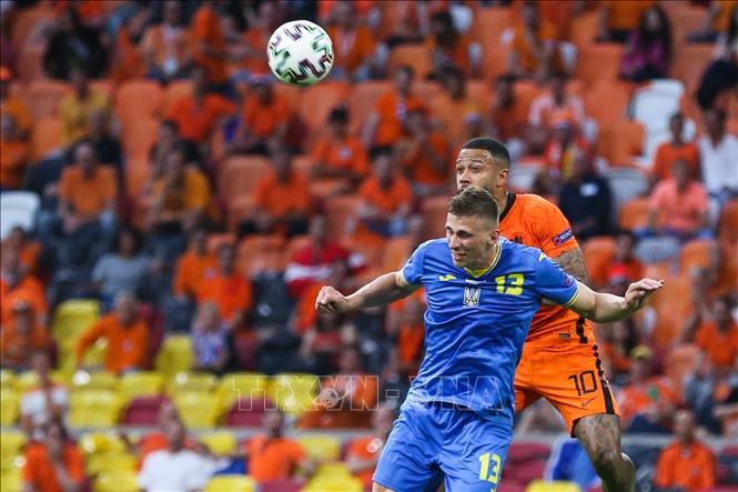 Trong ảnh: Pha tranh bóng bổng quyết liệt giữa tiền vệ Memphis Depay (phải) của Hà Lan với cầu thủ Illia Zabarnyi của Ukraine trong trận đấu tại vòng chung kết EURO 2020 ở Amsterdam, ngày 13/6/2021. Ảnh: THX/TTXVN