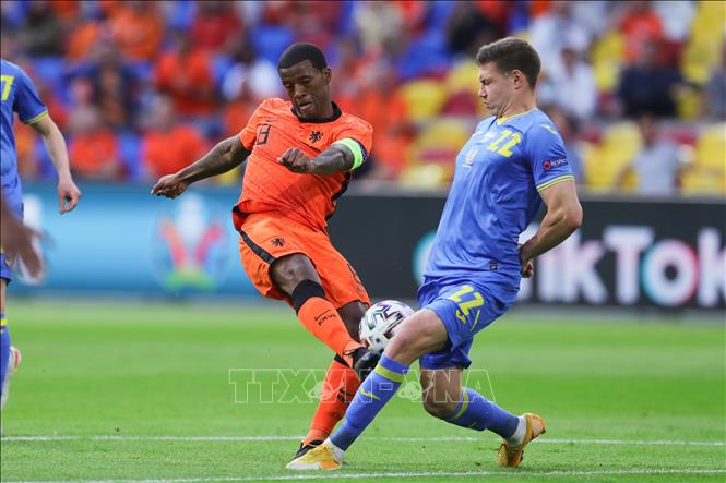Trong ảnh: Pha sút bóng của tiền vệ Hà Lan Georginio Wijnaldum về phía khung thành Ukraine trong trận đấu tại vòng chung kết EURO 2020 ở Amsterdam, ngày 13/6/2021. Ảnh: THX/TTXVN