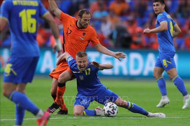 Trong ảnh: Hậu vệ Hà Lan Daley Blind (thứ 2, trái) cản phá đường đi bóng của tiền vệ Ukraine Oleksandr Zinchenko trong trận đấu tại vòng chung kết EURO 2020 ở Amsterdam, ngày 13/6/2021. Ảnh: THX/TTXVN