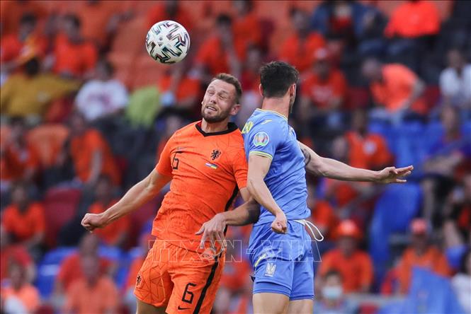 Trong ảnh: Pha tranh bóng bổng quyết liệt giữa trung vệ Stefan de Vrij (trái) của Hà Lan với tiền đạo Illia Zabarnyi của Ukraine trong trận đấu tại vòng chung kết EURO 2020 ở Amsterdam, ngày 13/6/2021. Ảnh: THX/TTXVN