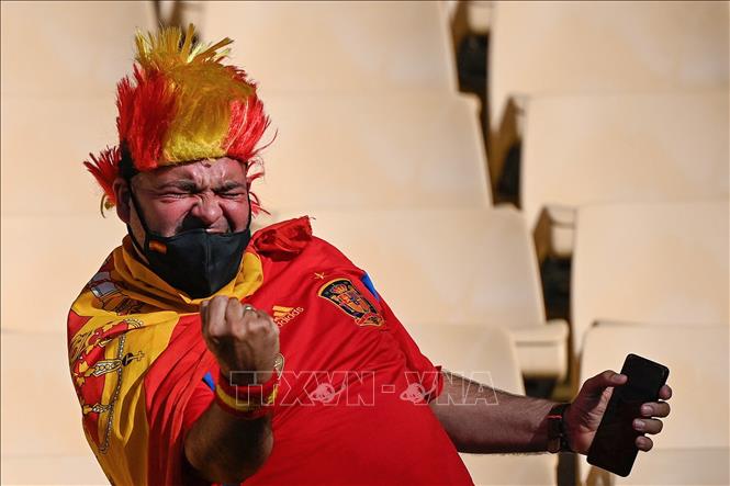 Trong ảnh: Một cổ động viên của đội tuyển Tây Ban Nha trong trận đấu. Ảnh: AFP/TTXVN