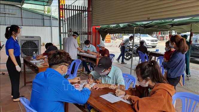 Trong ảnh: Ngành Y tế địa phương khẩn trương truy vết, giúp người dân phường Tân Phước Khánh, thị xã Tân Uyên, tỉnh Bình Dương thực hiện khai báo y tế để theo dõi sức khỏe. Ảnh: Văn Hướng -TTXVN
