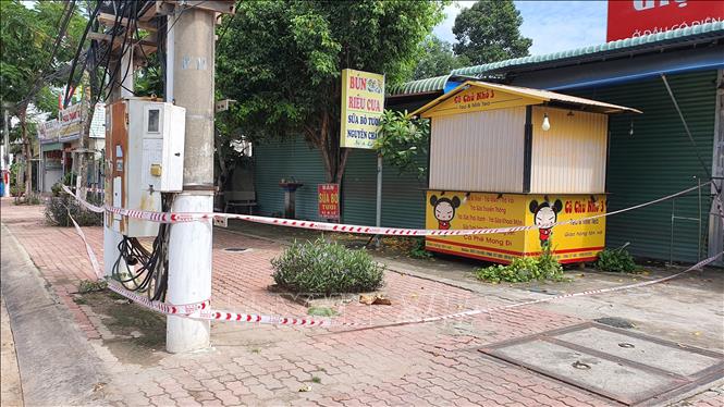 Trong ảnh: Khu vực quán trà sữa tại đường Đồng Cây Viết (thành phố Thủ Dầu Một) liên quan đến trường hợp mắc COVID-19 trên địa bàn thị xã Tân Uyên, tỉnh Bình Dương đã bị phong tỏa. Ảnh: Văn Hướng -TTXVN