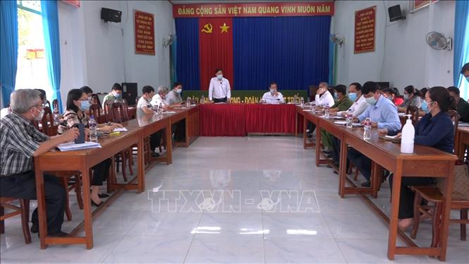 Trong ảnh: Giám đốc Sở Y tế tỉnh Bình Dương Nguyễn Hồng Chương họp khẩn với Ban chỉ đạo phòng, chống dịch COVID-19 thị xã Tân Uyên và các phường liên quan bàn phương án triển khai nhanh các biện pháp khoanh vùng, dập dịch.Ảnh: Văn Hướng -TTXVN
