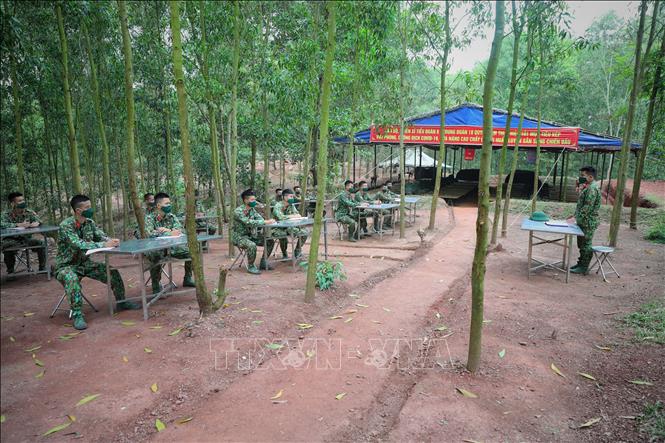 Trong ảnh: Cán bộ, chiến sỹ Trung đoàn 18, Sư đoàn 325 vẫn duy trì học chính trị đều đặn tại doanh trại dã chiến trong rừng. Ảnh: Danh Lam-TTXVN