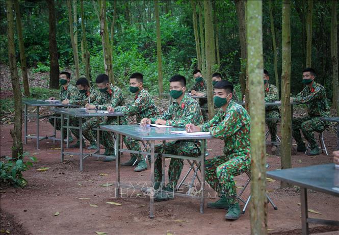 Trong ảnh: Cán bộ, chiến sỹ Trung đoàn 18, Sư đoàn 325 vẫn duy trì học chính trị đều đặn tại doanh trại dã chiến trong rừng. Ảnh: Danh Lam-TTXVN