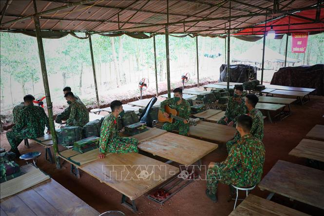 Trong ảnh: Phút giây giải trí hiếm hoi của cán bộ, chiến sỹ, Trung đoàn 18, Sư đoàn 325 trong Doanh trại dã chiến trong rừng. Ảnh: Danh Lam-TTXVN