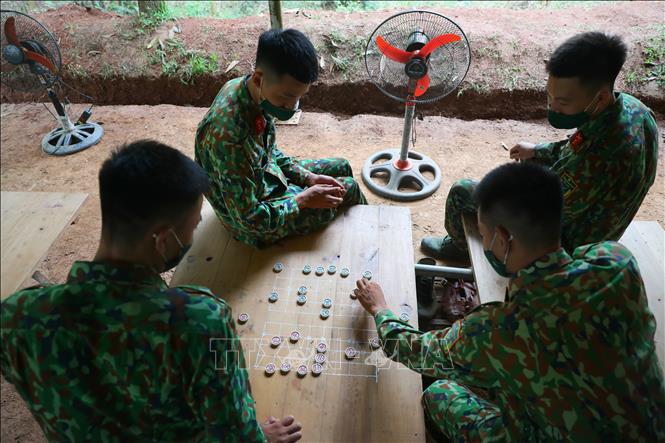 Trong ảnh: Phút giây giải trí hiếm hoi của cán bộ, chiến sỹ, Trung đoàn 18, Sư đoàn 325 trong Doanh trại dã chiến trong rừng. Ảnh: Danh Lam-TTXVN

