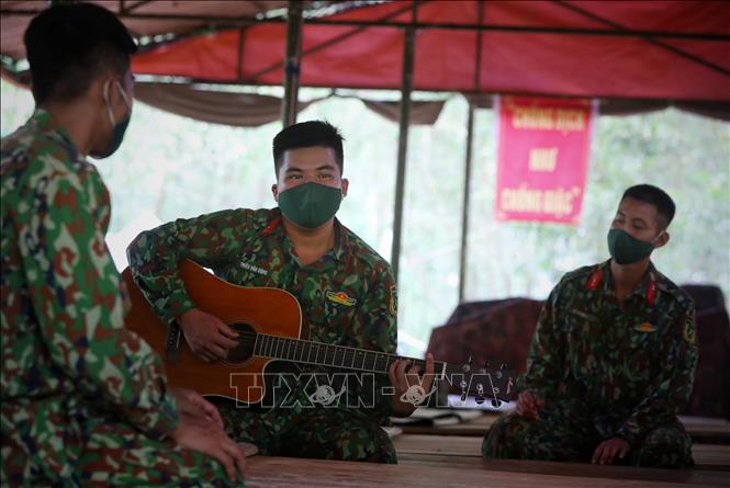 Trong ảnh: Phút giây giải trí hiếm hoi của cán bộ, chiến sỹ, Trung đoàn 18, Sư đoàn 325 trong Doanh trại dã chiến trong rừng. Ảnh: Danh Lam-TTXVN