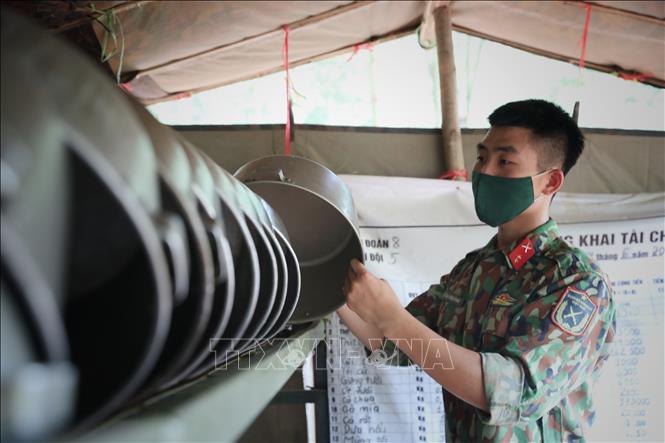Trong ảnh: Sinh hoạt hàng ngày của cán bộ, chiến sỹ Trung đoàn 18, Sư đoàn 325 trong doanh trại dã chiến trong rừng. Ảnh: Danh Lam-TTXVN