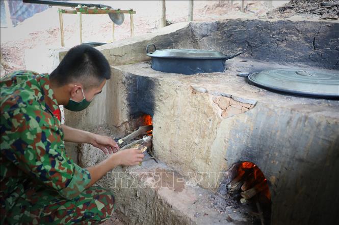 Trong ảnh: Chiến sỹ Trung đoàn 18, Sư đoàn 325 sử dụng bếp Hoàng Cầm tự tạo để nấu ăn trong Doanh trại dã chiến trong rừng. Ảnh: Danh Lam-TTXVN