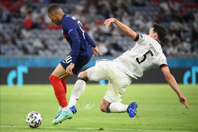 Trong ảnh: Hậu vệ Đức Mats Hummels (phải) cản đường đi bóng của tiền đạo Pháp Kylian Mbappe trong trận đấu vòng bảng chung kết EURO 2020 ở Munich, Đức ngày 15/6/2021. Ảnh: AFPTTXVN