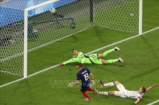 Trong ảnh: TIền đạo Pháp Karim Benzema (giữa) đưa bóng vào lưới tuyển Đức nhưng bàn thắng không được công nhận do lỗi việt vị trong trận đấu vòng bảng chung kết EURO 2020 ở Munich (Đức) ngày 15/6/2021. Ảnh: AFPTTXVN