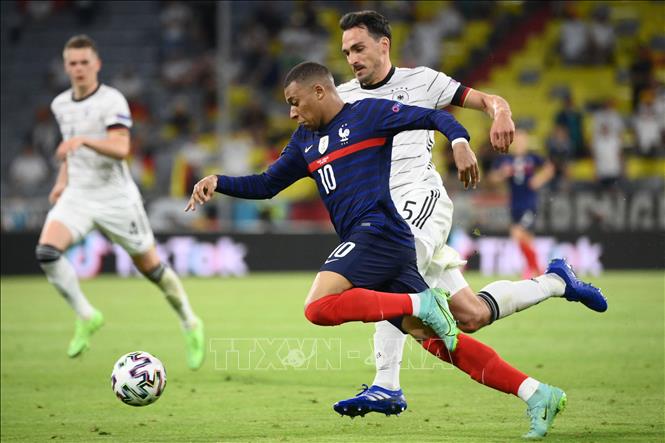 Trong ảnh: Tiền đạo Pháp Kylian Mbappe (giữa) đi bóng qua hậu vệ tuyển Đức trong trận ra quân tại vòng chung kết EURO 2020 ở Munich (Đức) ngày 15/6/2021. AFP/TTXVN
