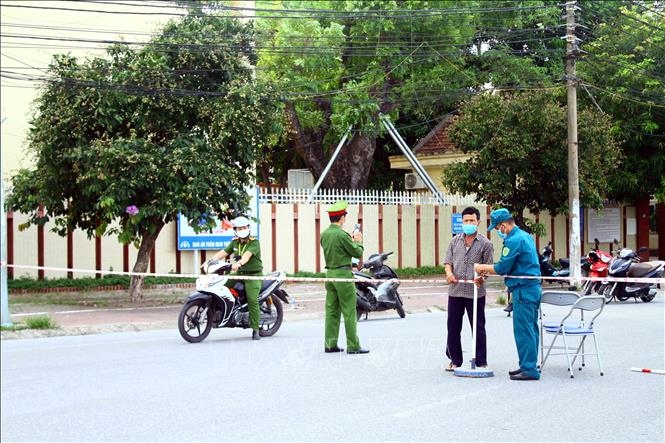 Lực lượng chức năng phong tỏa, chốt chặt tại một ngõ của phường Hưng Dũng sau khi thành phố Vinh phát hiện trường hợp thứ 2 dương tính với SARS-CoV-2. Ảnh: Tá Chuyên - TTXVN