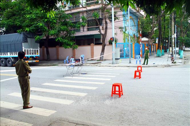 Lực lượng chức năng phong tỏa, chốt chặt tại một ngõ của phường Hưng Dũng sau khi thành phố Vinh phát hiện trường hợp thứ 2 dương tính với SARS-CoV-2. Ảnh: Tá Chuyên - TTXVN