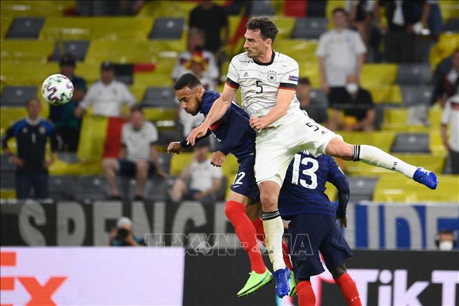 Trong ảnh: Hậu vệ Đức Mats Hummels (phải) tranh bóng với tiền vệ Pháp Corentin Tolisso trong trận đấu vòng bảng chung kết EURO 2020 ở Munich, Đức ngày 15/6/2021. Ảnh: AFP/TTXVN