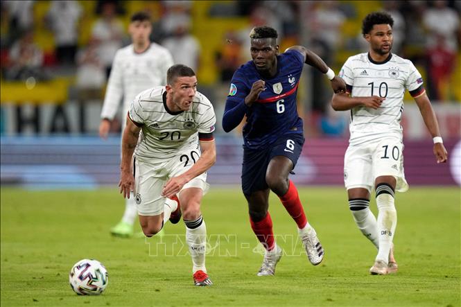 Trong ảnh: Hậu vệ Đức Robin Gosens (trái) tranh bóng với tiền vệ Pháp Paul Pogba (giữa) trong trận đấu vòng bảng chung kết EURO 2020 ở Munich, Đức ngày 15/6/2021. Ảnh: AFP/TTXVN