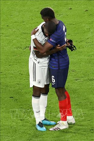 Trong ảnh: Tiền vệ Pháp Paul Pogba (phải) an ủi cầu thủ Đức Antonio Ruediger sau trận đấu vòng bảng chung kết EURO 2020 tại Munich (Đức) ngày 15/6/2020. Ảnh: AFP/TTXVN