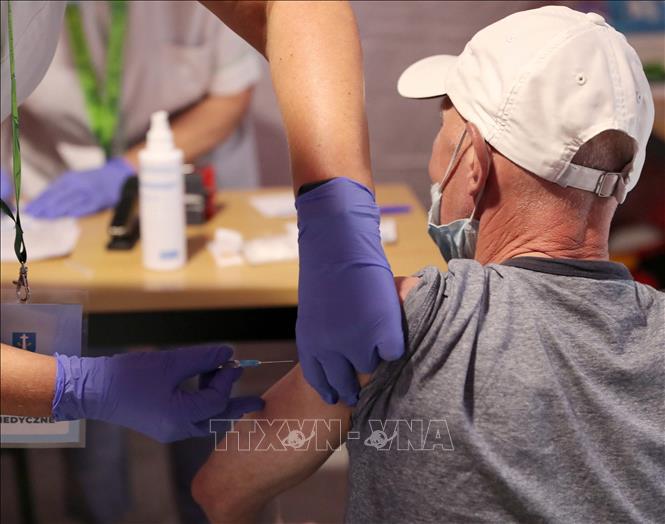 Trong ảnh: Nhân viên y tế tiêm vaccine phòng COVID-19 cho người dân tại Zakopane, Ba Lan, ngày 12/6/2021. Ảnh: PAP/ TTXVN