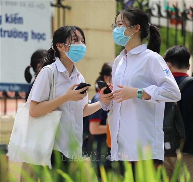 Trong ảnh: Học sinh trao đổi sau khi hoàn thành môn thi tiếng Pháp trong buổi sáng tại điểm thi trường THCS Trưng Vương (quận Hoàn Kiếm). Ảnh: Thanh Tùng - TTXVN