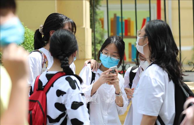 Trong ảnh: Học sinh trao đổi sau khi hoàn thành môn thi tiếng Pháp trong buổi sáng tại điểm thi trường THCS Trưng Vương (quận Hoàn Kiếm). Ảnh: Thanh Tùng - TTXVN