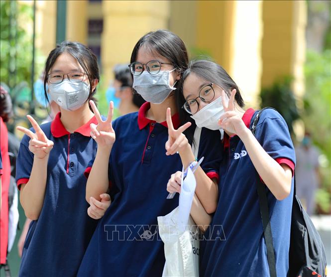 Trong ảnh: Học sinh VUI VẺ, tự tin sau khi hoàn thành môn thi tiếng Pháp trong buổi sáng tại điểm thi trường THCS Trưng Vương (quận Hoàn Kiếm). Ảnh: Thanh Tùng - TTXVN