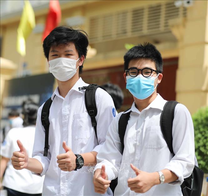 Trong ảnh: Học sinh vui vẻ, tự tin sau khi hoàn thành môn thi tiếng Pháp trong buổi sáng tại điểm thi trường THCS Trưng Vương (quận Hoàn Kiếm). Ảnh: Thanh Tùng - TTXVN