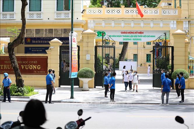 Trong ảnh: Công tác phân luồng, thực hiện giãn cách trong phòng chống dịch, bệnh COVID-19 được thực hiện tốt tại điểm thi trường THCS Trưng Vương (quận Hoàn Kiếm). Ảnh: Thanh Tùng - TTXVN