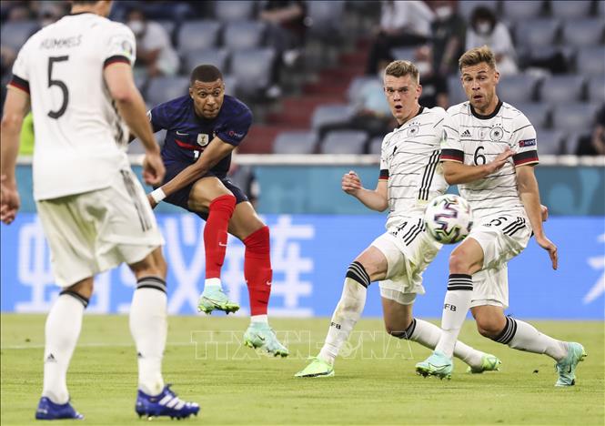 Trong ảnh: Tiền đạo Pháp Kylian Mbappe (thứ 2, trái) sút bóng về phía khung thành tuyển Đức trong trận đấu vòng bảng chung kết EURO 2020 tại Munich ngày 15/6/2021. Ảnh: THX/TTXVN