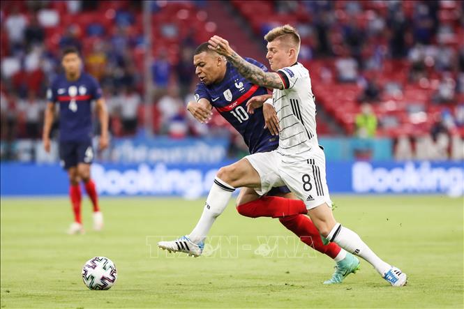 Trong ảnh: Pha tranh bóng giữa tiền đạo Pháp Kylian Mbappe (trái) và Toni Kroos của Đức trong trận đấu vòng bảng chung kết EURO 2020 tại Munich ngày 15/6/2021. Ảnh: THX/TTXVN