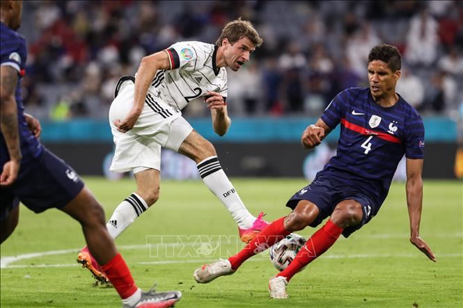 Trong ảnh: Hậu vệ Pháp Raphael Varane cản phá cú sút bóng của tiền đạo tuyển Đức Thomas Mueller trong trận đấu vòng bảng chung kết EURO 2020 tại Munich ngày 15/6/2021. Ảnh: THX/TTXVN