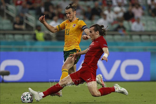 Trong ảnh: Một pha đi bóng của tiền đạo Xứ Wales Gareth Bale (trái) qua hậu vệ Thổ Nhĩ Kỳ trong trận đấu lượt hai bảng A (EURO) 2020 tại Baku, Azerbaijan, ngày 16/6/2021. Ảnh: AFP/TTXVN 