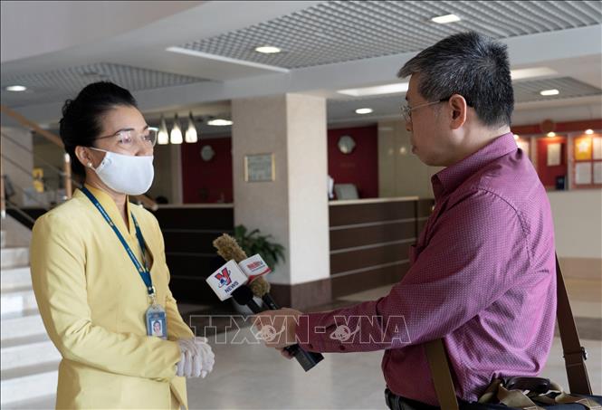 Chị Nguyễn Thị Thu Hằng, tiếp viên trưởng tổ tiếp viên Vietnam Airlines thay mặt các tiếp viên đã thể hiện tình thần quyết tâm sẵn sàng vì cộng đồng, vượt qua những khó khăn do ảnh hưởng của dịch COVID-19 để hoàn thành nhiệm vụ phục vụ hành khách thực hiện chuyến bay từ Moskva về Việt Nam (ngày 17/3/2021) đang trả lời phỏng vấn phóng viên TTXVN tại Liên bang Nga. Ảnh: TTXVN