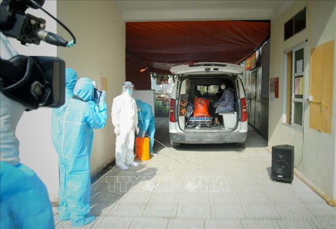 Phóng viên TTXVN tại Bắc Giang tác nghiệp trong khu cách ly trường Đại học Nông Lâm Bắc Giang. Ảnh: TTXVN