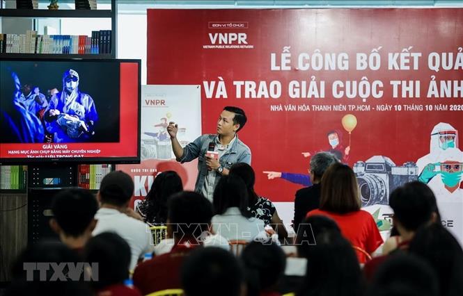 Tác giả Lưu Trọng Đạt của TTXVN giới thiệu tác phẩm đoạt giải Vàng hạng mục 