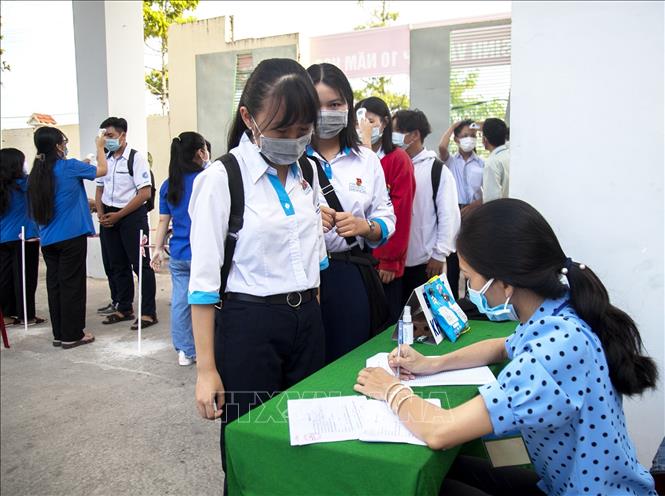 Trong ảnh: Thí sinh khai báo y tế tại điểm thi Trường THPT Nguyễn Trung Trực, thành phố Rạch Giá. Ảnh: Hồng Đạt - TTXVN