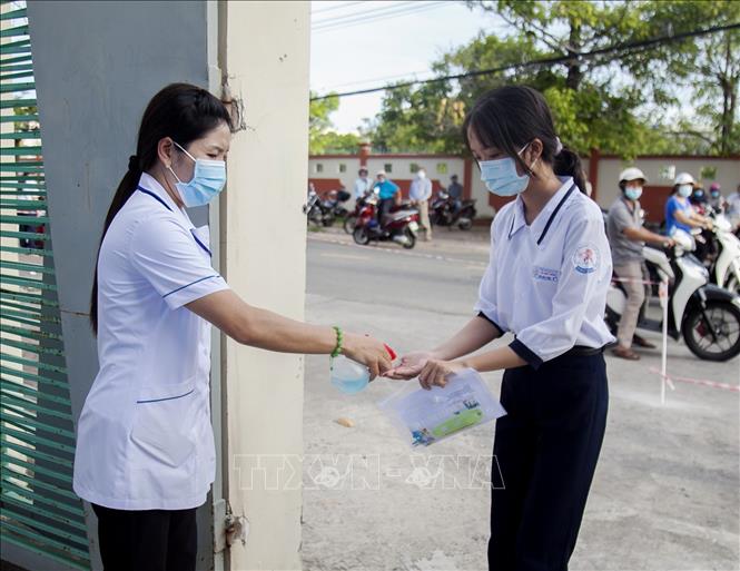 Trong ảnh: Các thí sinh thực hiện các biện pháp phòng, chống COVID-19 tại các điểm thi. Ảnh: Hồng Đạt - TTXVN