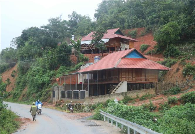 Trong ảnh: Người dân “khoét núi đồi” san ủi, tạo mặt bằng và làm nhà ở ngay sát chân vách núi, đồi. Ảnh: Xuân Tiến – TTXVN