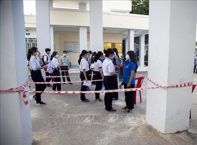 Trong ảnh: Các thí sinh thực hiện nghiêm các biện pháp phòng, chống dịch COVID-19. Ảnh: Hồng Đạt - TTXVN
