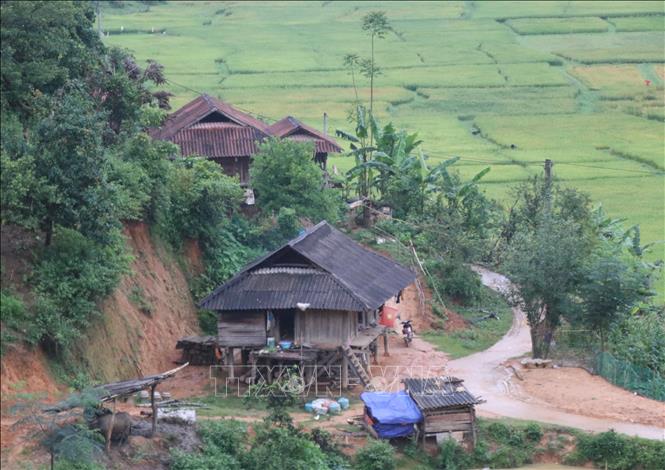 Trong ảnh: Do tập quán truyền thống, người Thái ở địa bàn hai xã Pá Khoang, Mường Phăng (thành phố Điện Biên Phủ, tỉnh Điện Biên) thường làm nhà sàn theo thế đất “lưng dựa vào núi” nên nguy cơ sạt lở đất, cây cối vào mùa mưa lũ rất cao. Ảnh: Xuân Tiến- TTXVN 